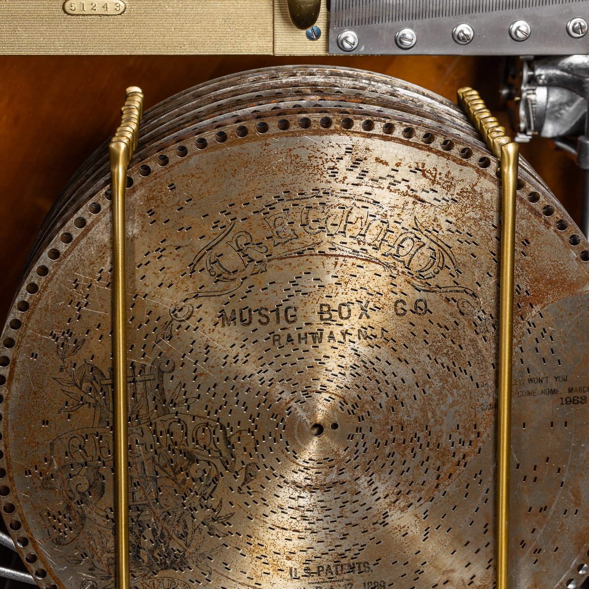PUSHKINS.COM - NS11405 - ANTIQUE 20thC AMERICAN %22THE REGINA CO%22 12 DISC AUTOMATIC MUSIC PLAYING CABINET BOX c.1900 - 07.jpg