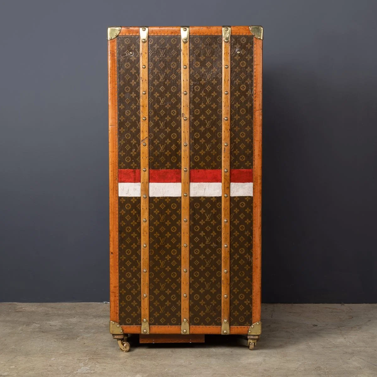PUSHKINS.COM - D11876 - ANTIQUE 20thC LOUIS VUITTON TRUNK IN MONOGRAM CANVAS WITH BUILT IN BAR & HUMIDOR - 08.jpg