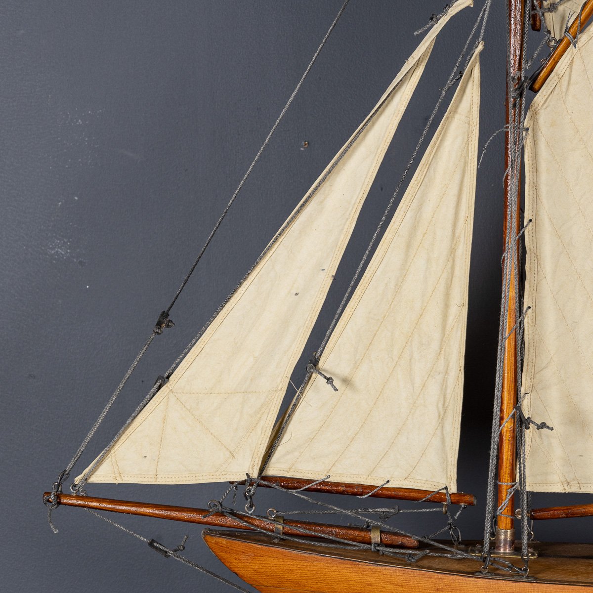 PUSHKINS.COM - D11103 - VINTAGE 20thC LARGE ENGLISH GAFF CUTTER POND YACHT c.1940 - 08.jpg