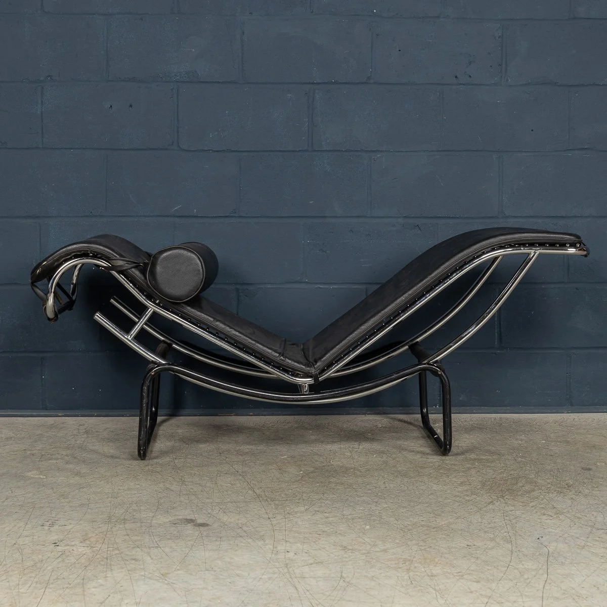 PUSHKINS.COM - B11416 - 20thC ITALIAN BLACK LEATHER CHAISE LOUNGE AFTER LE CORBUSIER c.1980 - 11.jpg