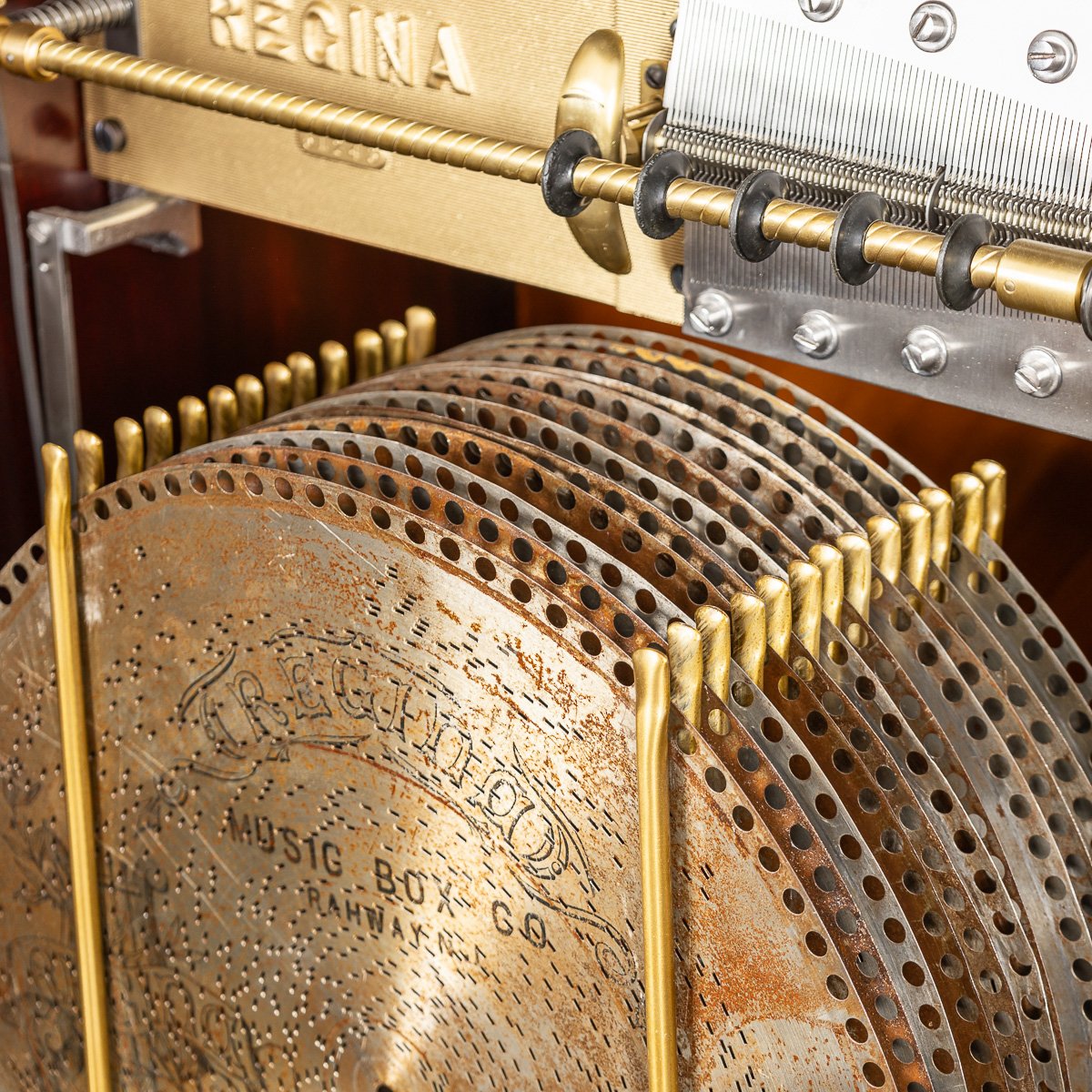 PUSHKINS.COM - NS11405 - ANTIQUE 20thC AMERICAN %22THE REGINA CO%22 12 DISC AUTOMATIC MUSIC PLAYING CABINET BOX c.1900 - 51.jpg