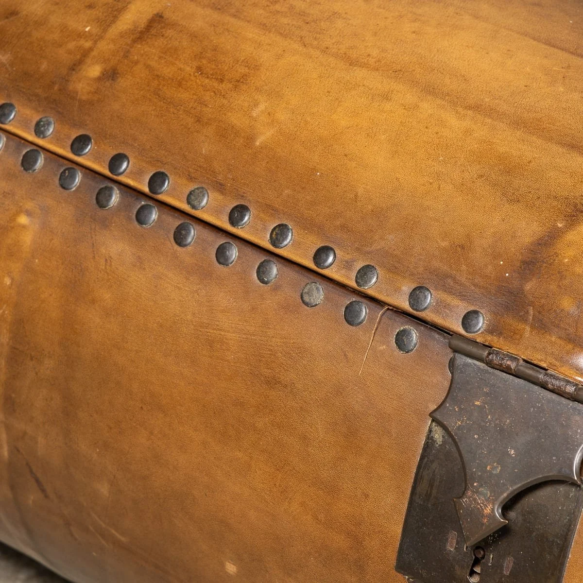 PUSHKINS.COM - D11766 - ANTIQUE 18thC CYLINDRICAL COACH TRUNK - 38.jpg