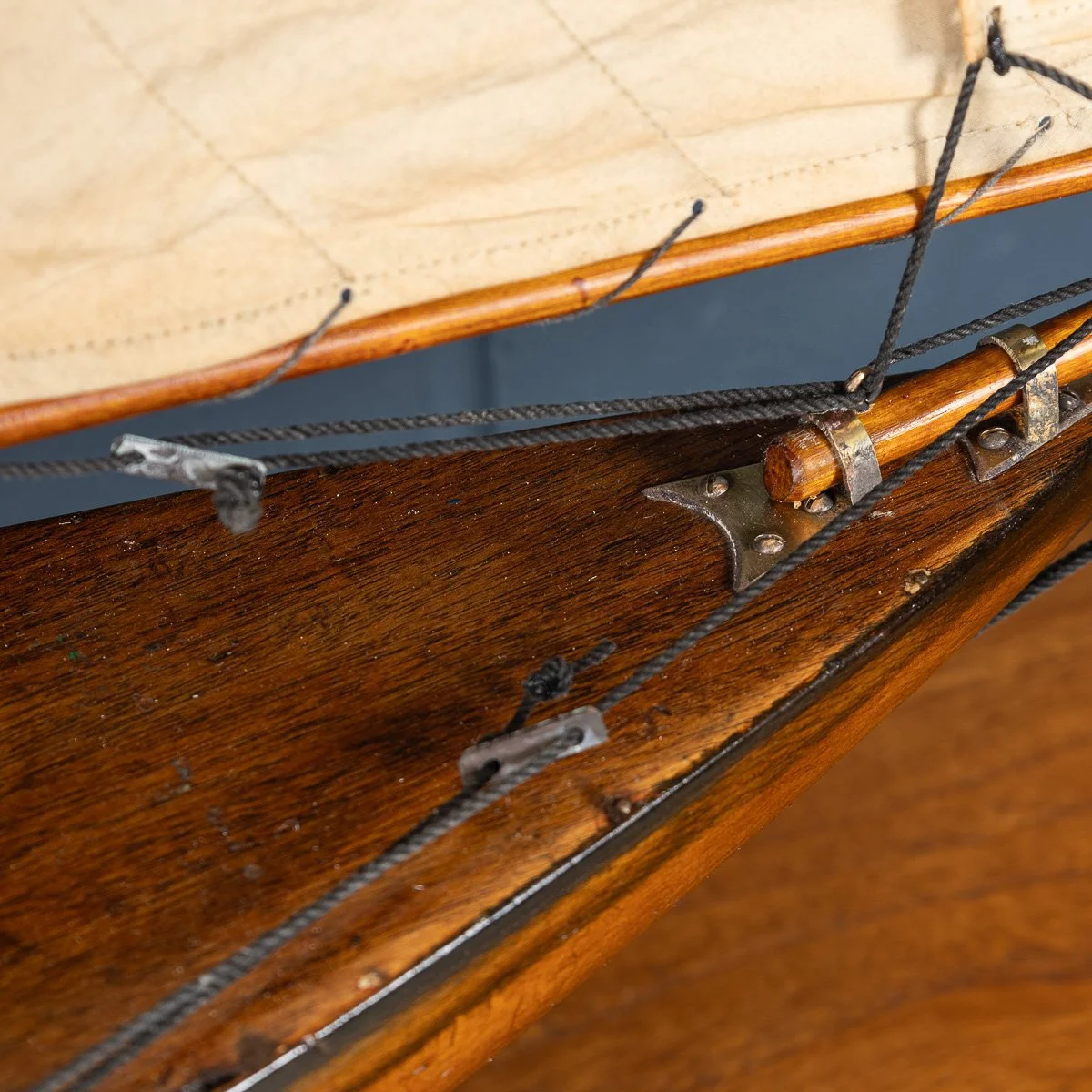 PUSHKINS.COM - B11425 - VINTAGE 20thC ENGLISH GAFF RIGGED %22J CLASS%22 POND YACHT c.1930 - 52.jpg