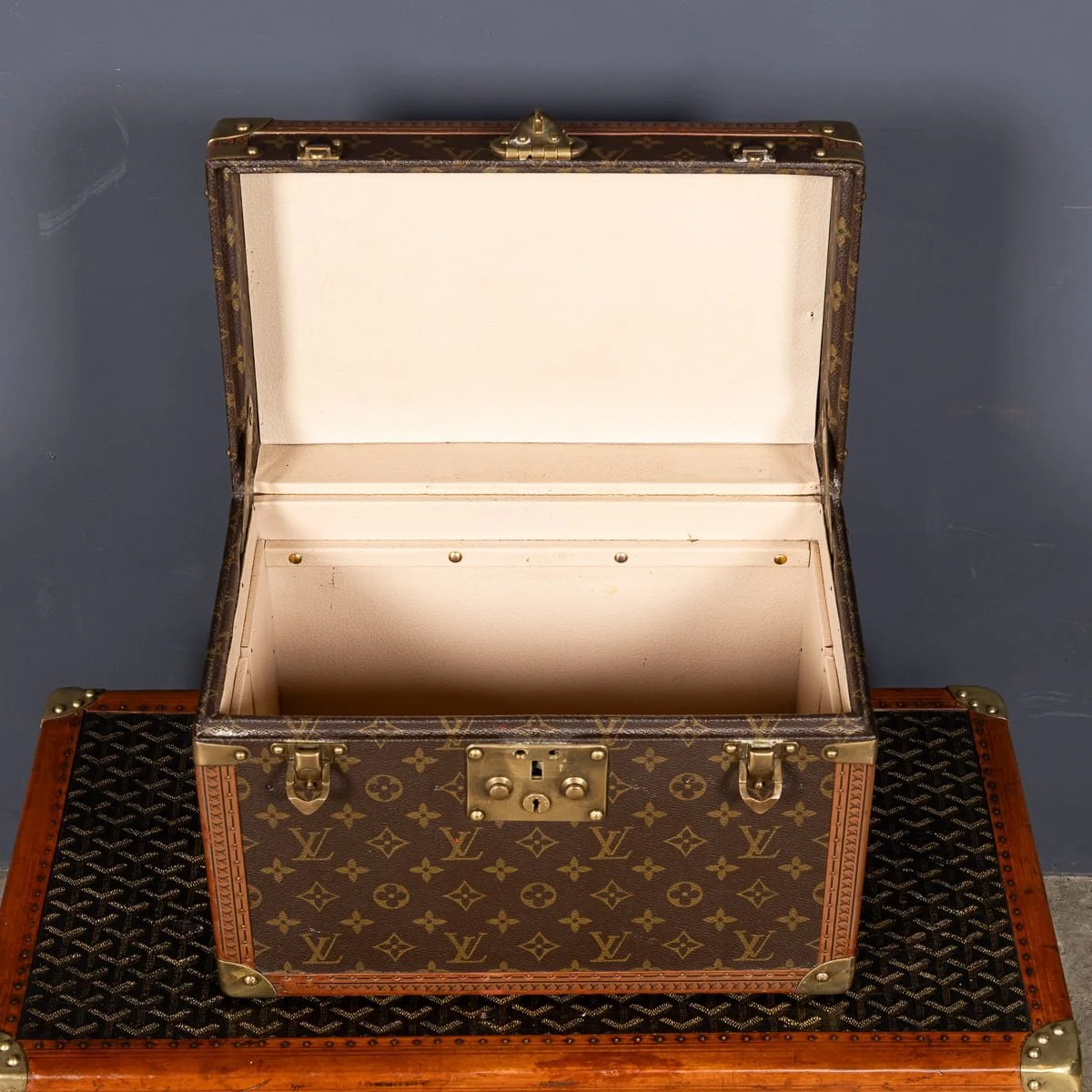 PUSHKIN'S - MID 20thC LOUIS VUITTON VANITY CASE IN MONOGRAM CANVAS, MADE IN FRANCE c.1960 - 9.jpg