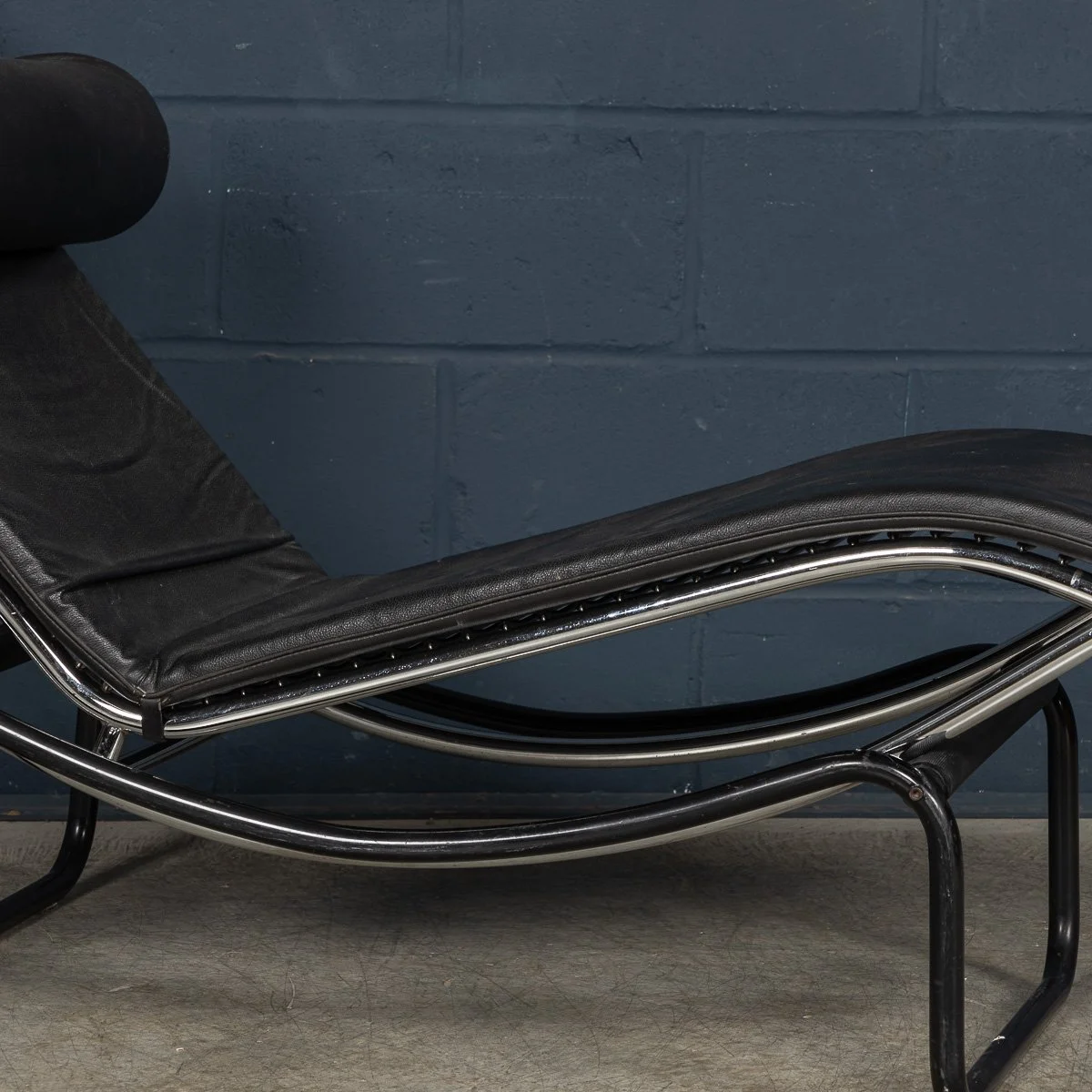 PUSHKINS.COM - B11416 - 20thC ITALIAN BLACK LEATHER CHAISE LOUNGE AFTER LE CORBUSIER c.1980 - 15.jpg