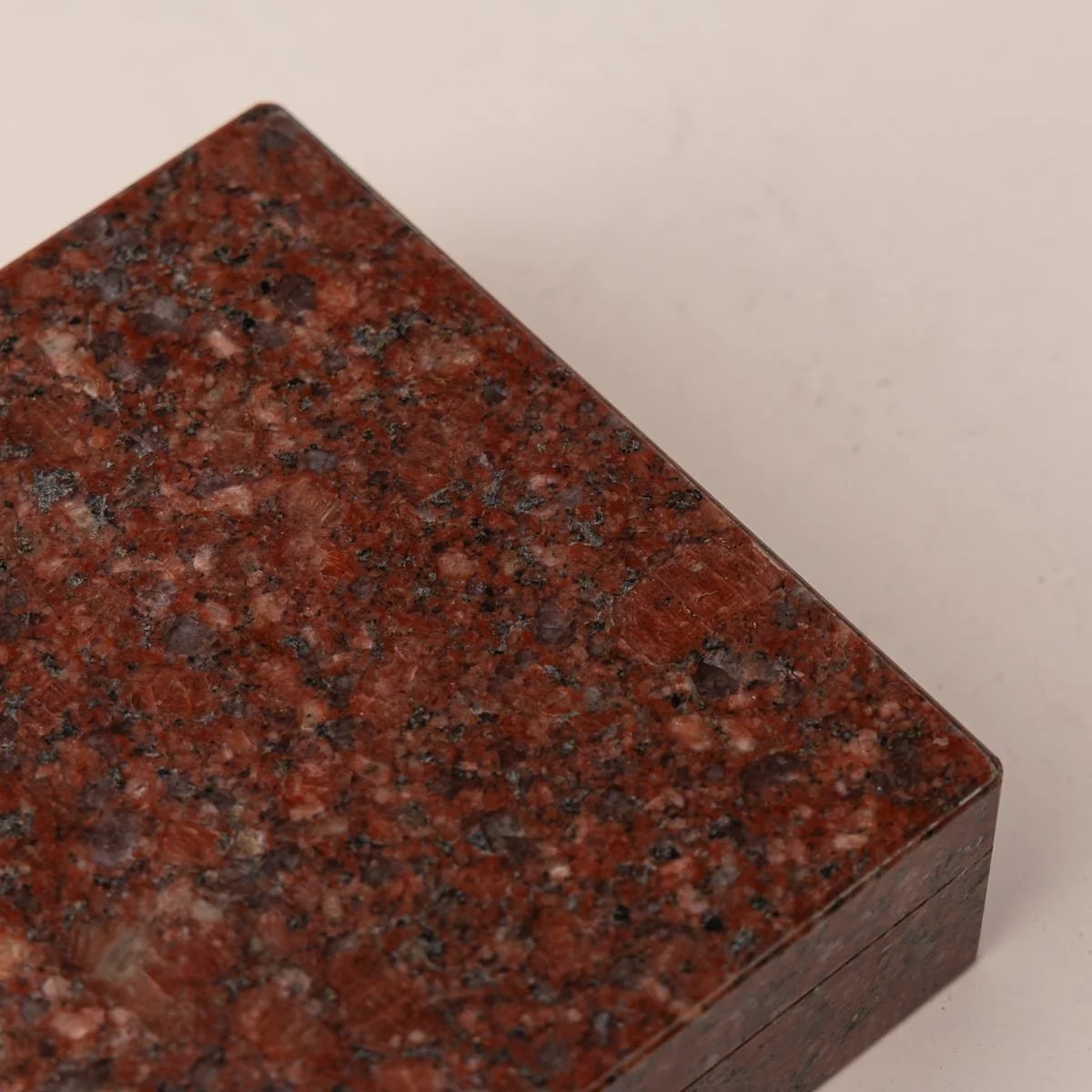 PUSHKINS.COM - D11889 - VINTAGE 20thC ITALIAN RED FIRE GRANITE BOX - 08.jpg