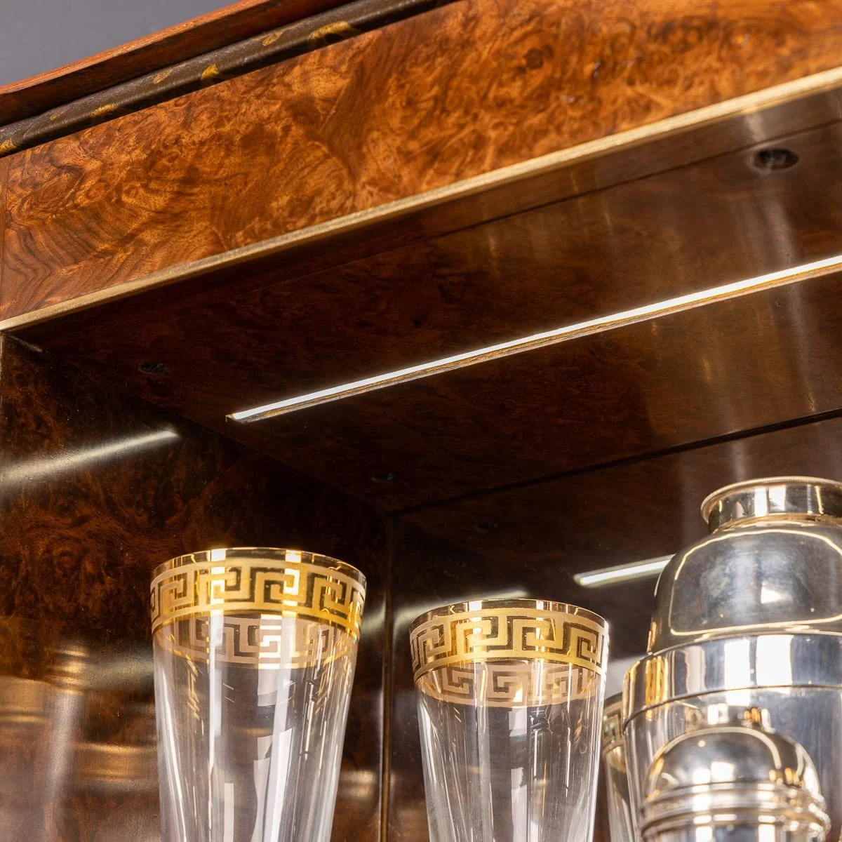 PUSHKINS.COM - D11876 - ANTIQUE 20thC LOUIS VUITTON TRUNK IN MONOGRAM CANVAS WITH BUILT IN BAR & HUMIDOR - 47.jpg