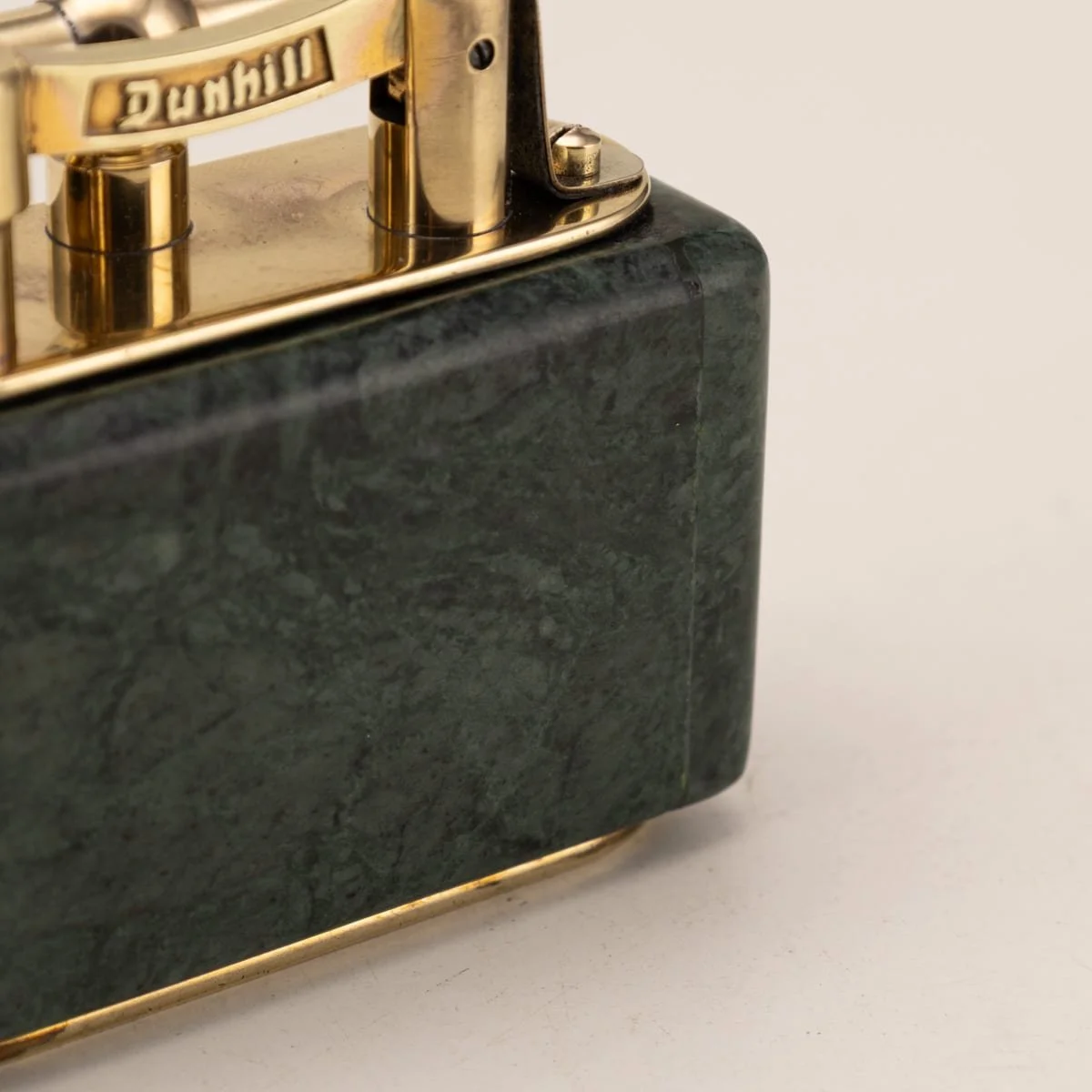 PUSHKINS.COM - Z12456 - VINTAGE 20thC GREEN SERPENTINE & GOLD PLATED DUNHILL TABLE LIGHTER c.1950 - 17.jpg