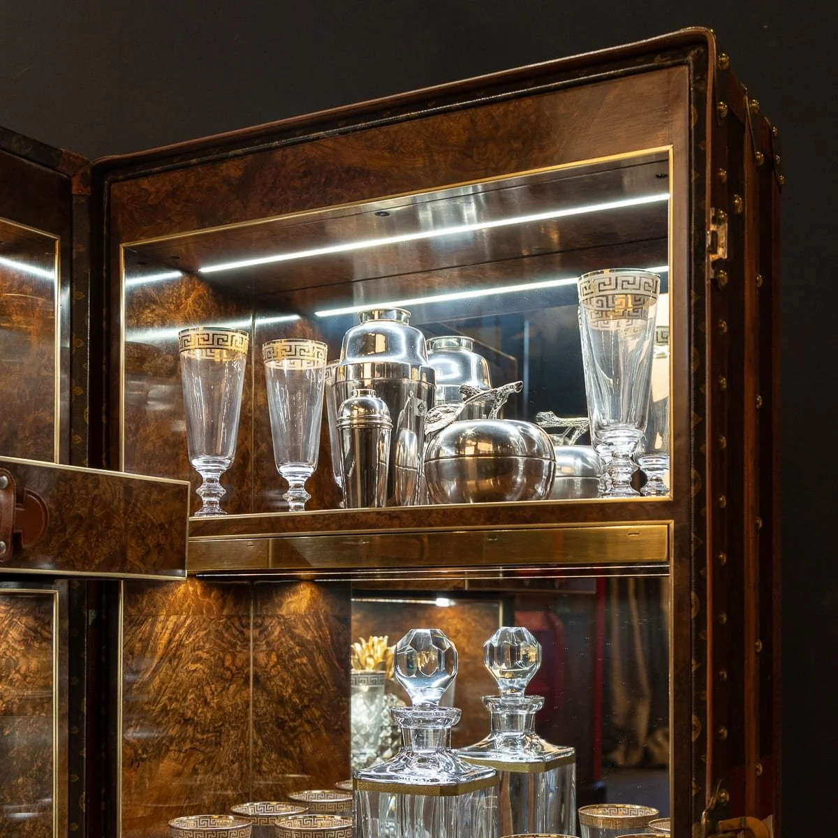 PUSHKINS.COM - D11876 - ANTIQUE 20thC LOUIS VUITTON TRUNK IN MONOGRAM CANVAS WITH BUILT IN BAR & HUMIDOR - 12.jpg