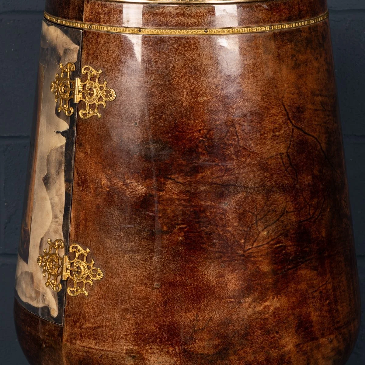 PUSHKINS.COM - B11864 - VINTAGE 20thC ITALIAN ILLUMINATING LACQUERED PARCHMENT BAR CABINET BY ALDO TURA - 33.jpg