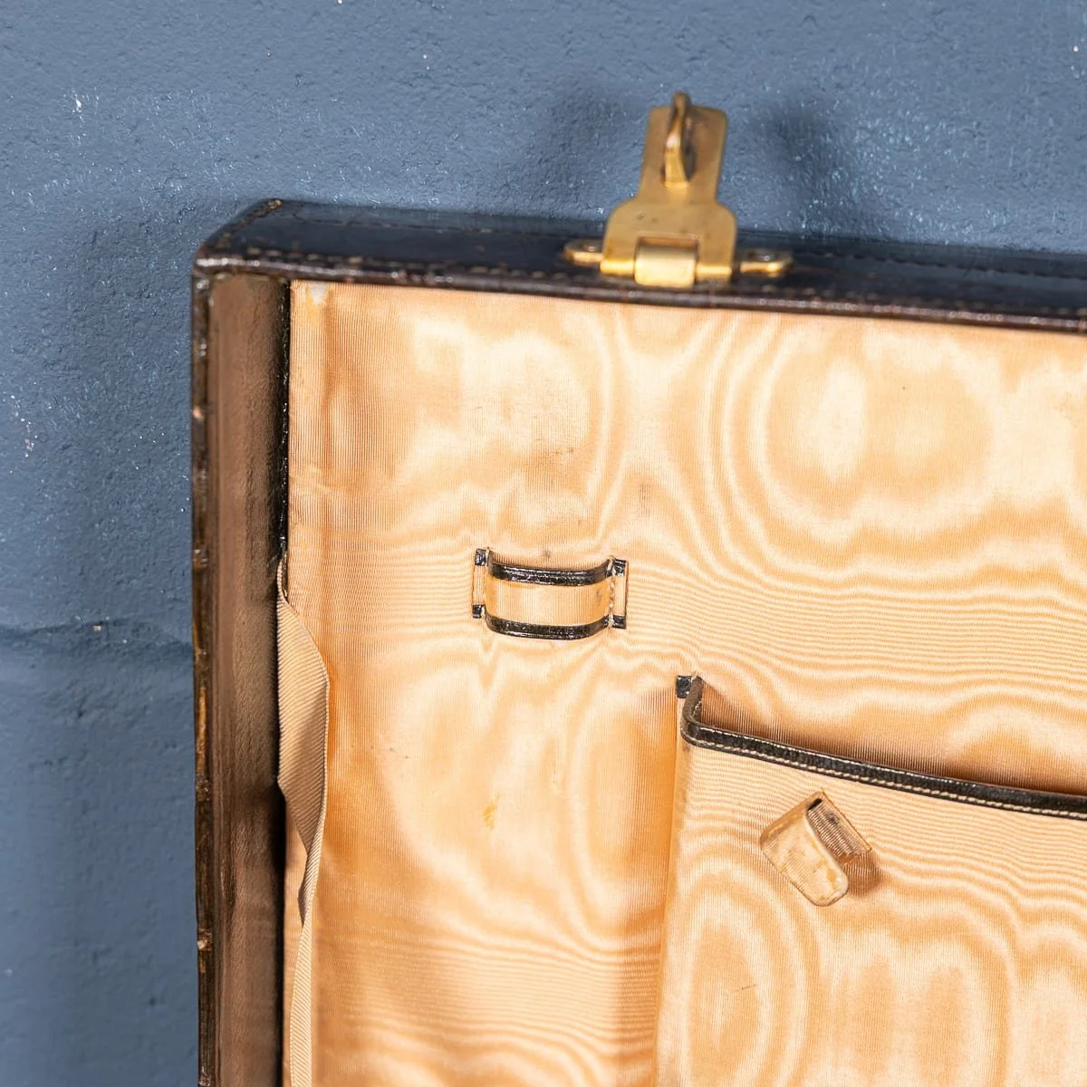 PUSHKINS.COM - B12017 - VINTAGE 20thC ENGLISH MADE CROCODILE LEATHER & BRASS VANITY CASE - 19.jpg