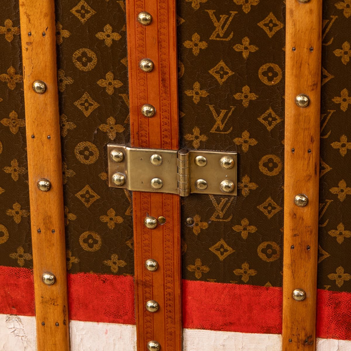 PUSHKINS.COM - D11876 - ANTIQUE 20thC LOUIS VUITTON TRUNK IN MONOGRAM CANVAS WITH BUILT IN BAR & HUMIDOR - 71.jpg