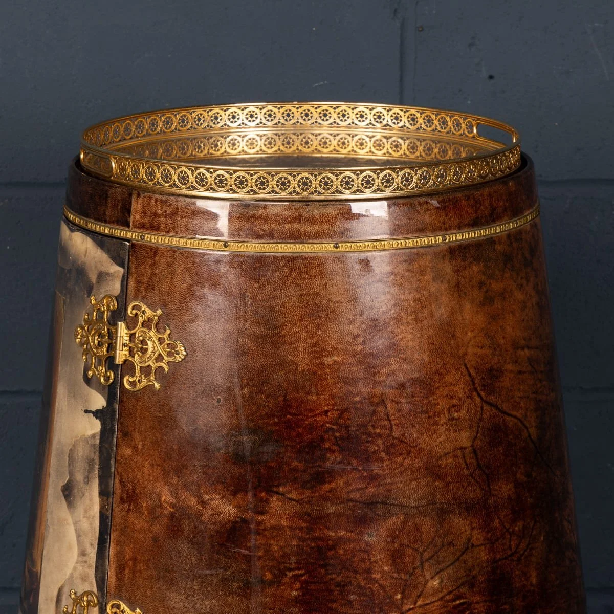 PUSHKINS.COM - B11864 - VINTAGE 20thC ITALIAN ILLUMINATING LACQUERED PARCHMENT BAR CABINET BY ALDO TURA - 32.jpg