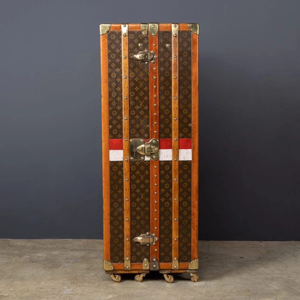 PUSHKINS.COM - D11876 - ANTIQUE 20thC LOUIS VUITTON TRUNK IN MONOGRAM CANVAS WITH BUILT IN BAR & HUMIDOR - 07.jpg