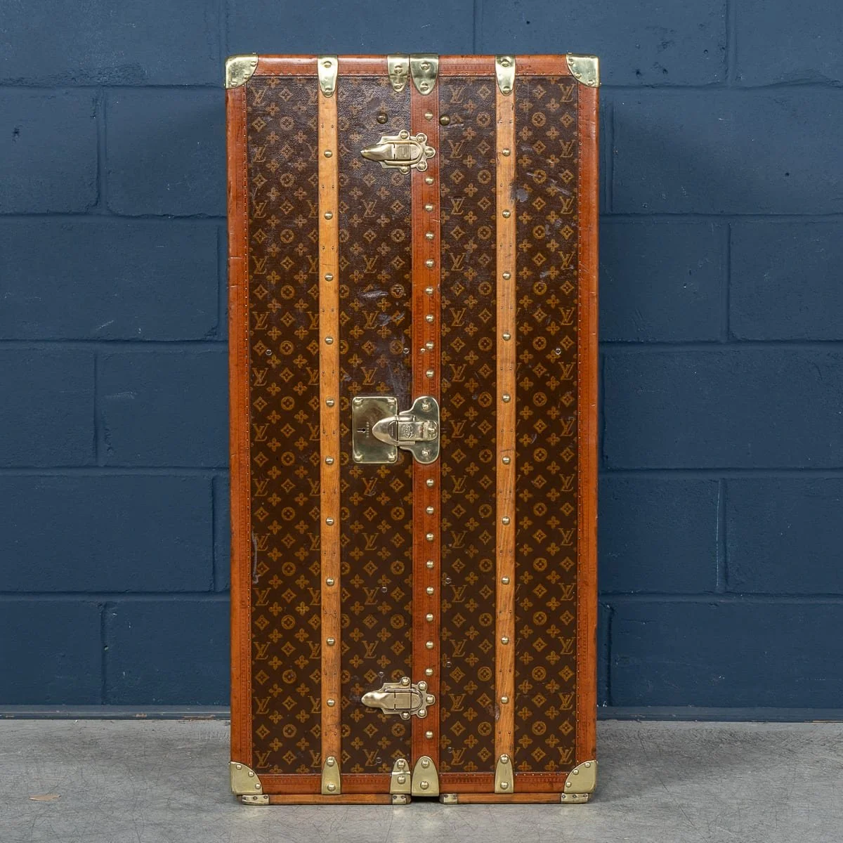 PUSHKINS.COM - B12014 - 20thC LOUIS VUITTON WARDROBE TRUNK IN MONOGRAM CANVAS, FRANCE c.1930 - 05.jpg