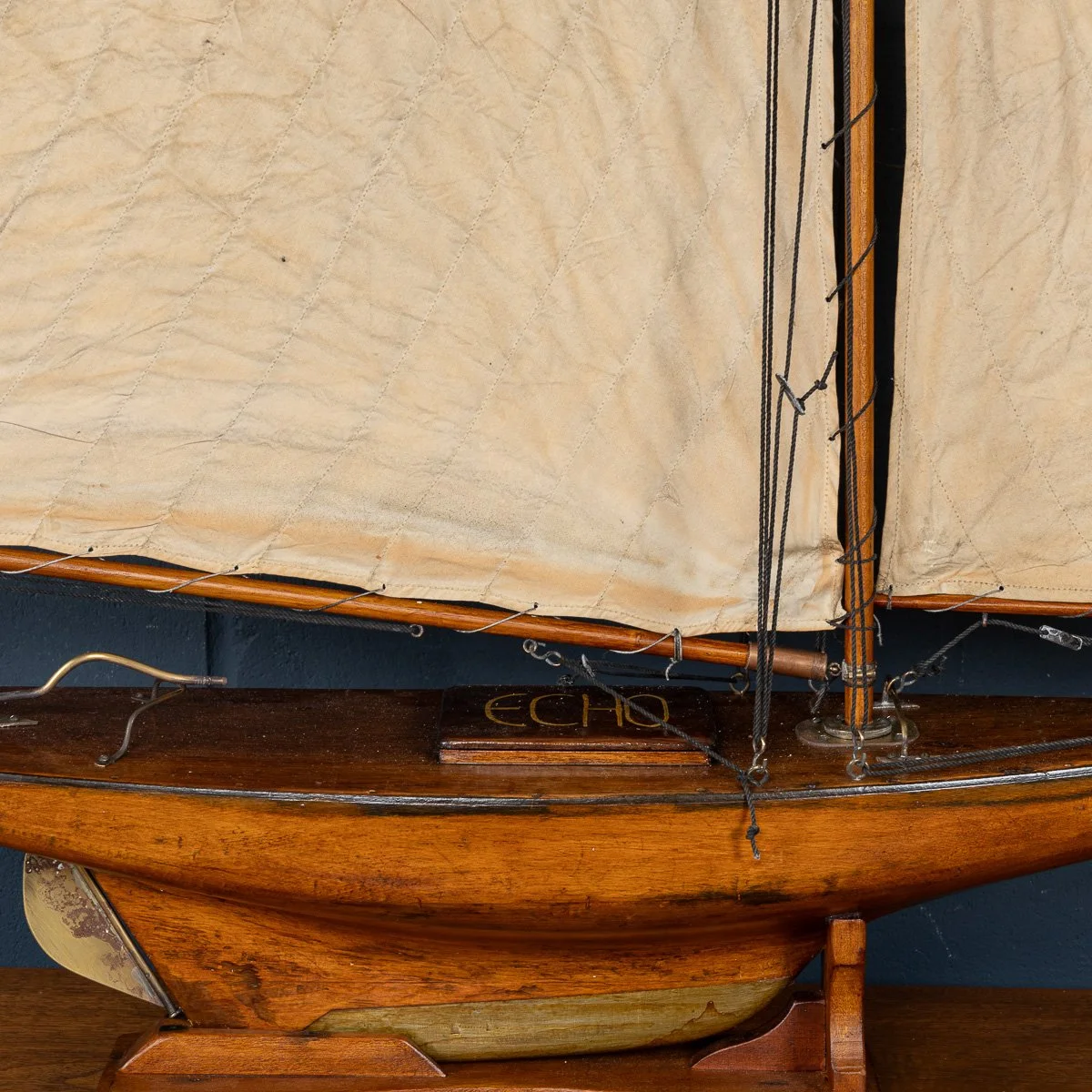 PUSHKINS.COM - B11425 - VINTAGE 20thC ENGLISH GAFF RIGGED %22J CLASS%22 POND YACHT c.1930 - 32.jpg