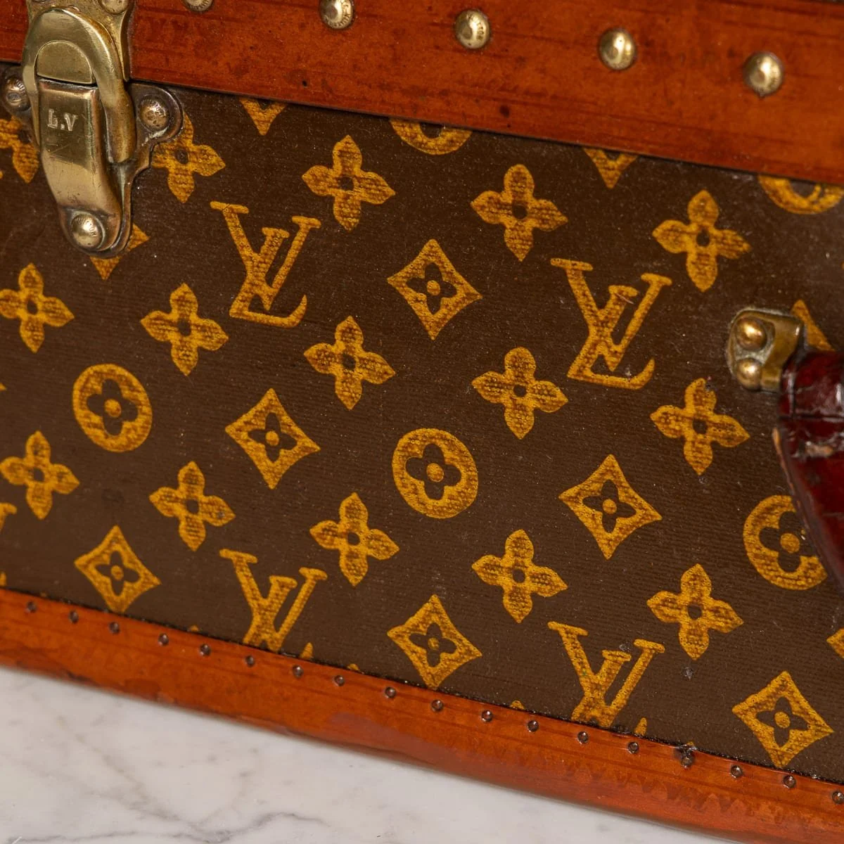 PUSHKINS.COM - D11761 - ANTIQUE 20thC LOUIS VUITTON SUITCASE IN MONOGRAM CANVAS, FRANCE c.1925 - 38.jpg
