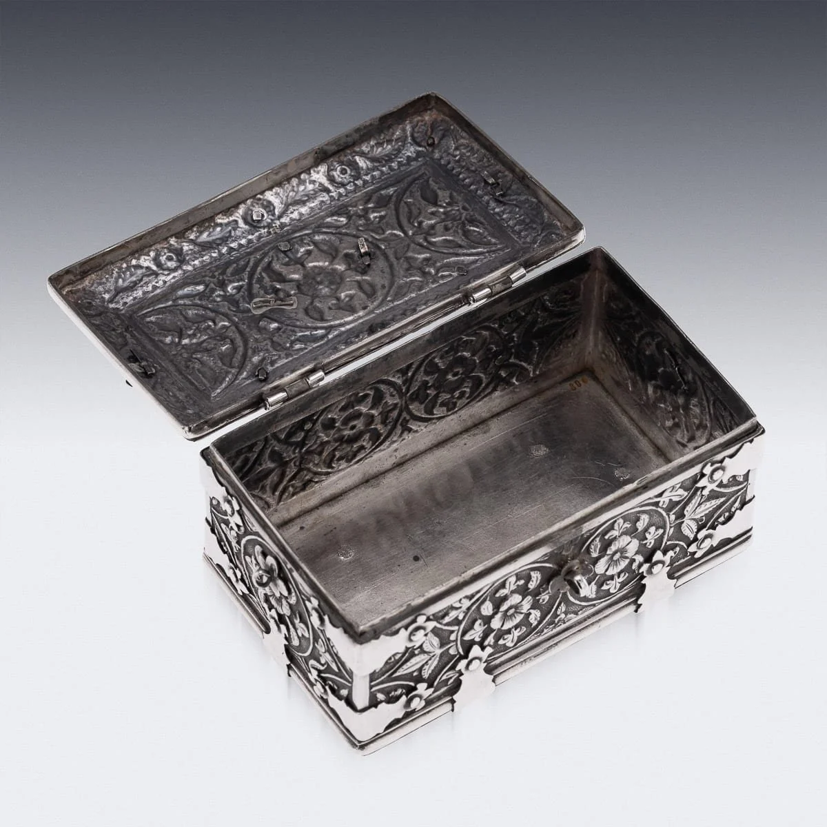 PUSHKINS.COM - J12121 - ANTIQUE 19thC INDIAN MADRAS SOLID SILVER CASKET c.1890 - 09.jpg