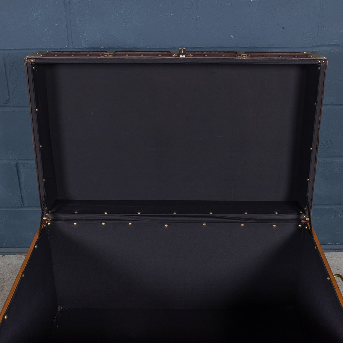 PUSHKINS.COM - B11236 - 20thC LEATHER CLAD ENGLISH ARMY : NAVY STYLE TRUNK - 12.jpg