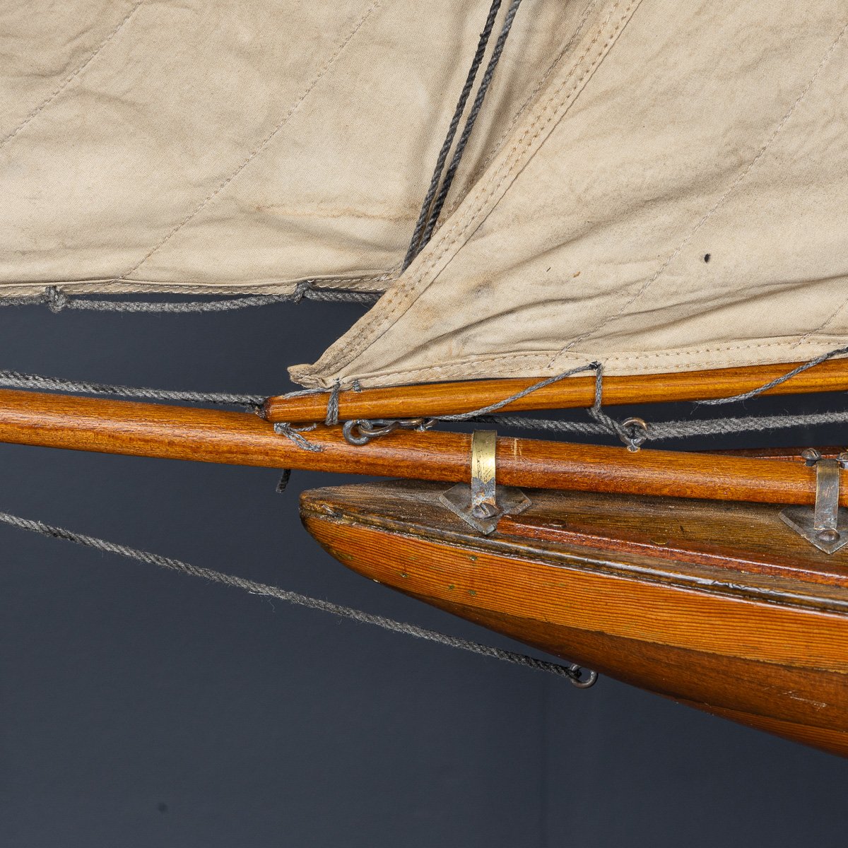 PUSHKINS.COM - D11141 - VINTAGE 20thC SMALL ENGLISH GAFF RIGGED %22J CLASS%22 POND YACHT c.1930 - 06.jpg