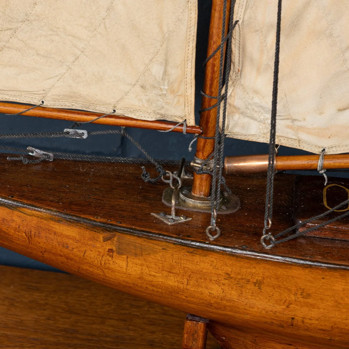 PUSHKINS.COM - B11425 - VINTAGE 20thC ENGLISH GAFF RIGGED %22J CLASS%22 POND YACHT c.1930 - 42.jpg
