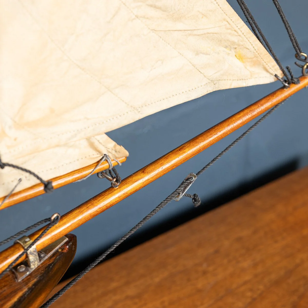 PUSHKINS.COM - B11425 - VINTAGE 20thC ENGLISH GAFF RIGGED %22J CLASS%22 POND YACHT c.1930 - 54.jpg