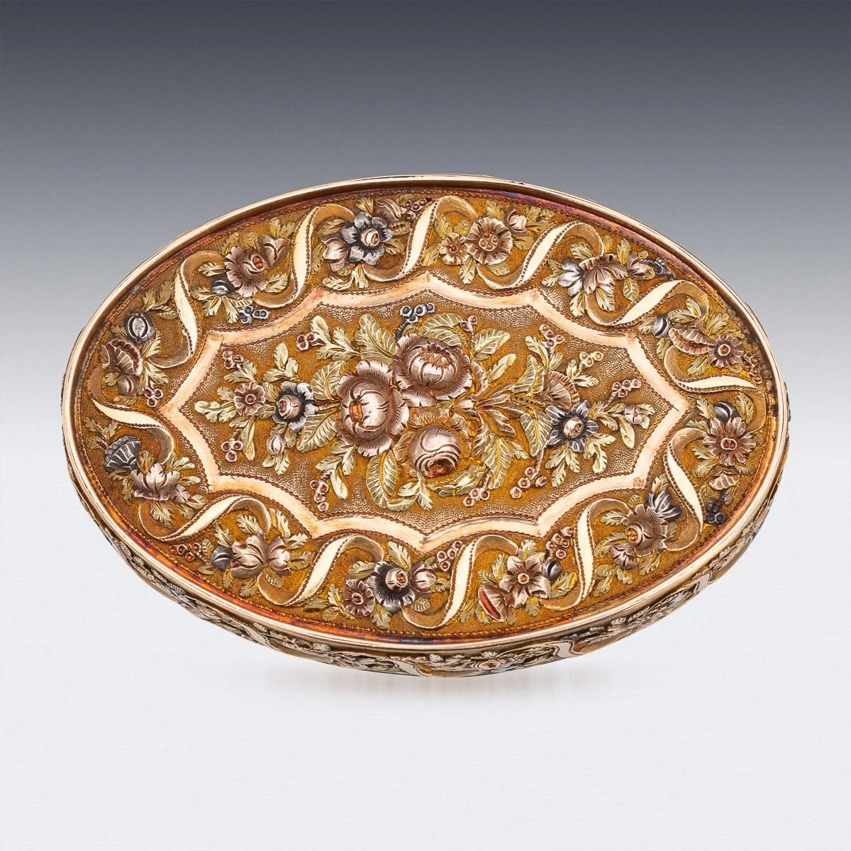 PUSHKINS.COM - A00183 - ANTIQUE 19thC CONTINENTAL THREE COLOUR GOLD SNUFF BOX c.1800 - 10.jpg