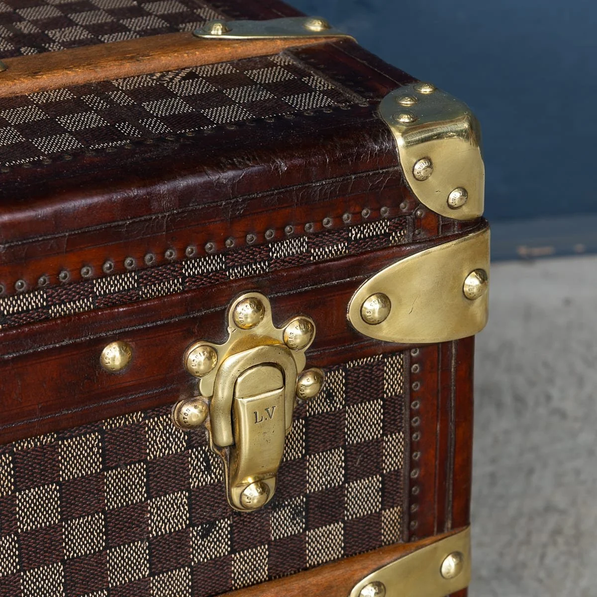 PUSHKINS.COM - B12768d - ANTIQUE 20thC LOUIS VUITTON CABIN TRUNK IN DAMIER CANVAS, FRANCE c.1900 - 26.jpg