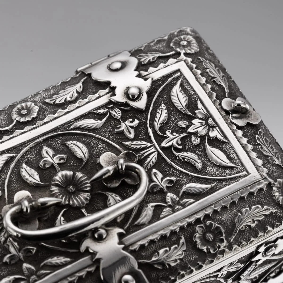 PUSHKINS.COM - J12121 - ANTIQUE 19thC INDIAN MADRAS SOLID SILVER CASKET c.1890 - 18.jpg