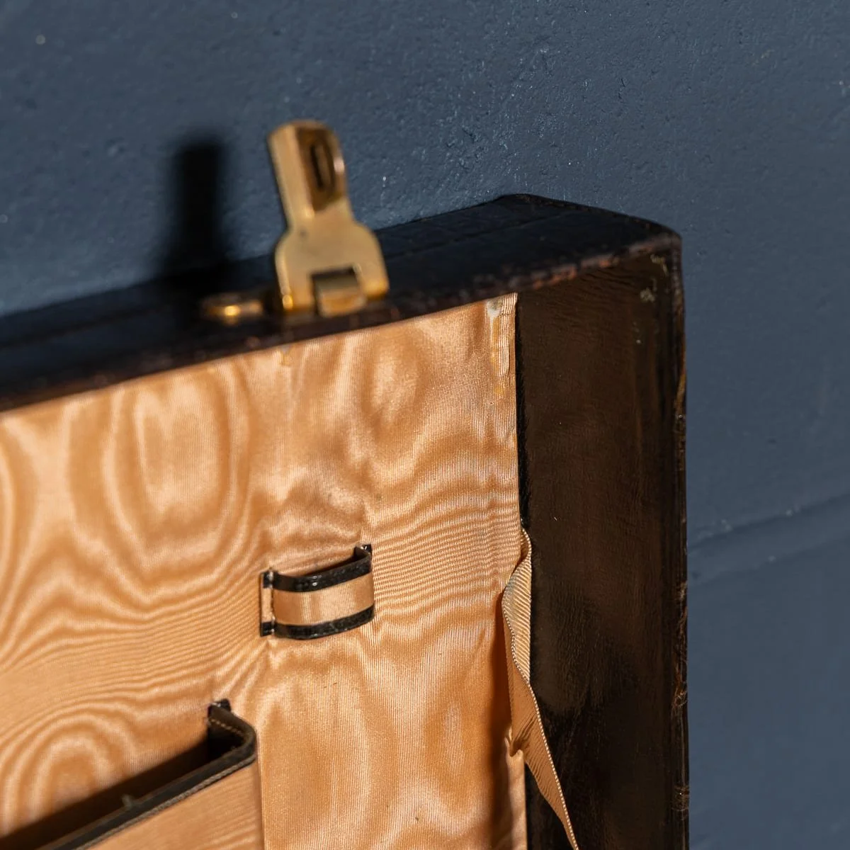 PUSHKINS.COM - B12017 - VINTAGE 20thC ENGLISH MADE CROCODILE LEATHER & BRASS VANITY CASE - 25.jpg