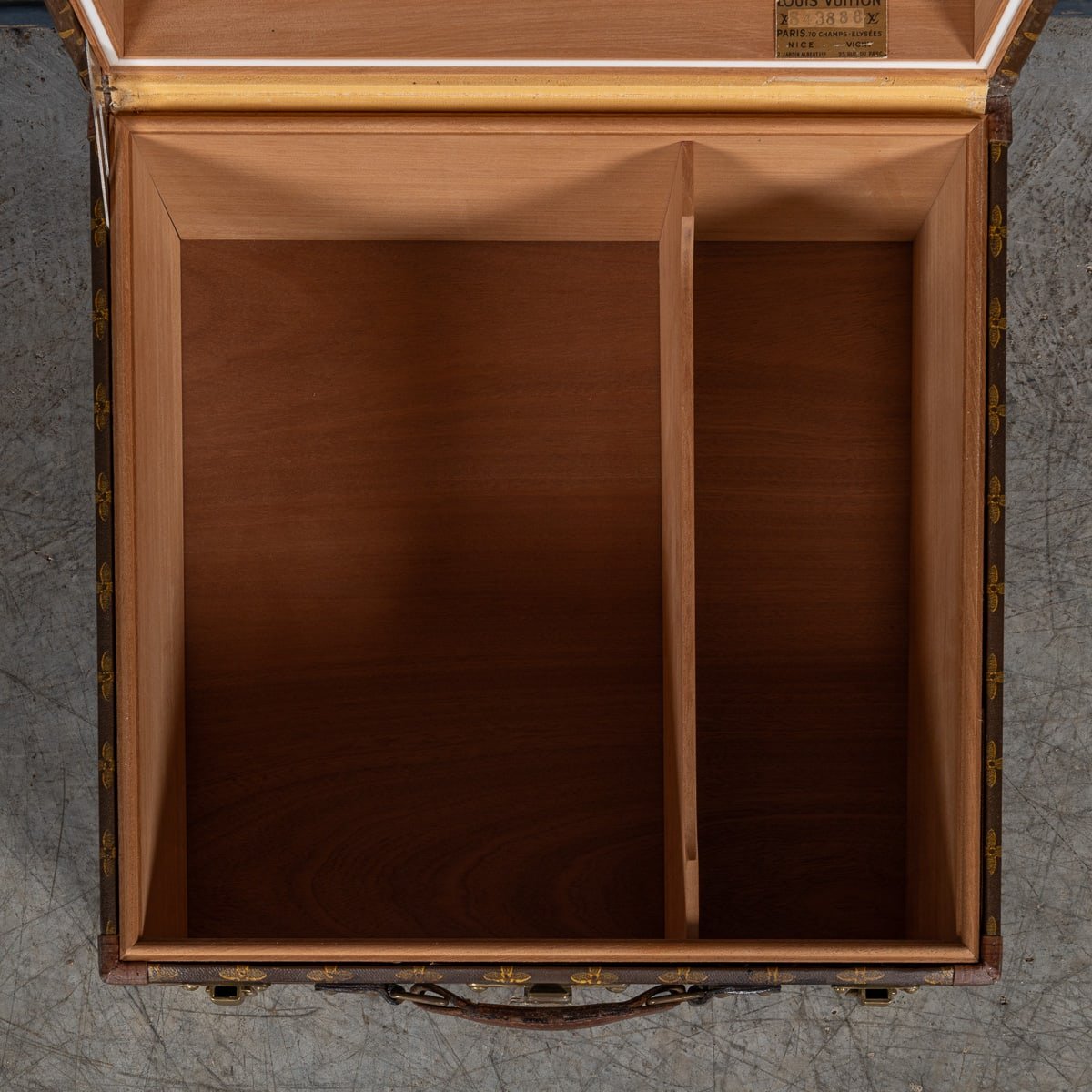 PUSHKINS.COM - B11235d - 20thC LOUIS VUITTON HAT CASE IN MONOGRAM CANVAS, CONVERTED INTO A HUMIDOR c.1950 - 11.jpg