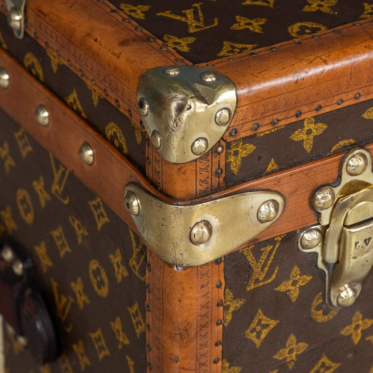 PUSHKIN'S - ANTIQUE 20thC LOUIS VUITTON HAT TRUNK IN MONOGRAM CANVAS, PARIS c.1920 - 25.jpg