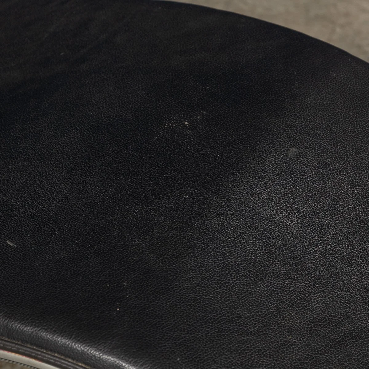 PUSHKINS.COM - B11416 - 20thC ITALIAN BLACK LEATHER CHAISE LOUNGE AFTER LE CORBUSIER c.1980 - 30.jpg