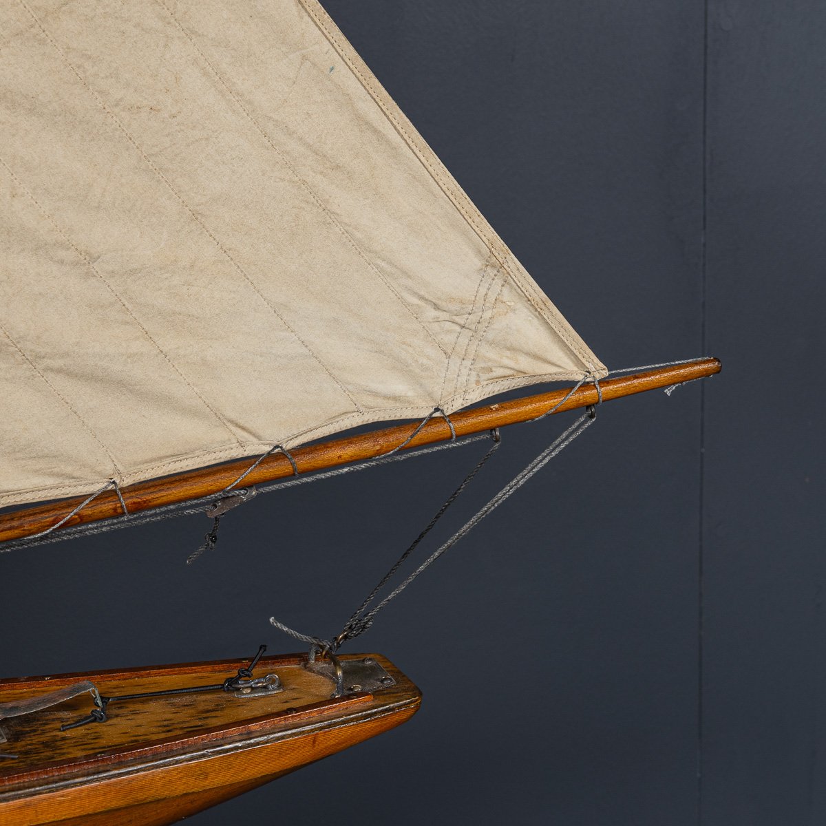 PUSHKINS.COM - D11141 - VINTAGE 20thC SMALL ENGLISH GAFF RIGGED %22J CLASS%22 POND YACHT c.1930 - 25.jpg