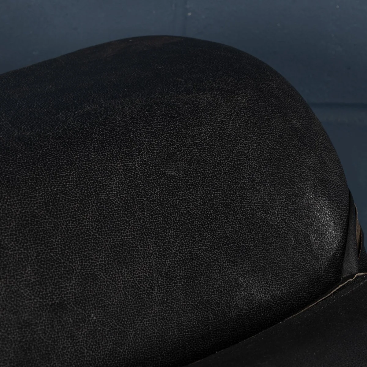 PUSHKINS.COM - B11416 - 20thC ITALIAN BLACK LEATHER CHAISE LOUNGE AFTER LE CORBUSIER c.1980 - 19.jpg