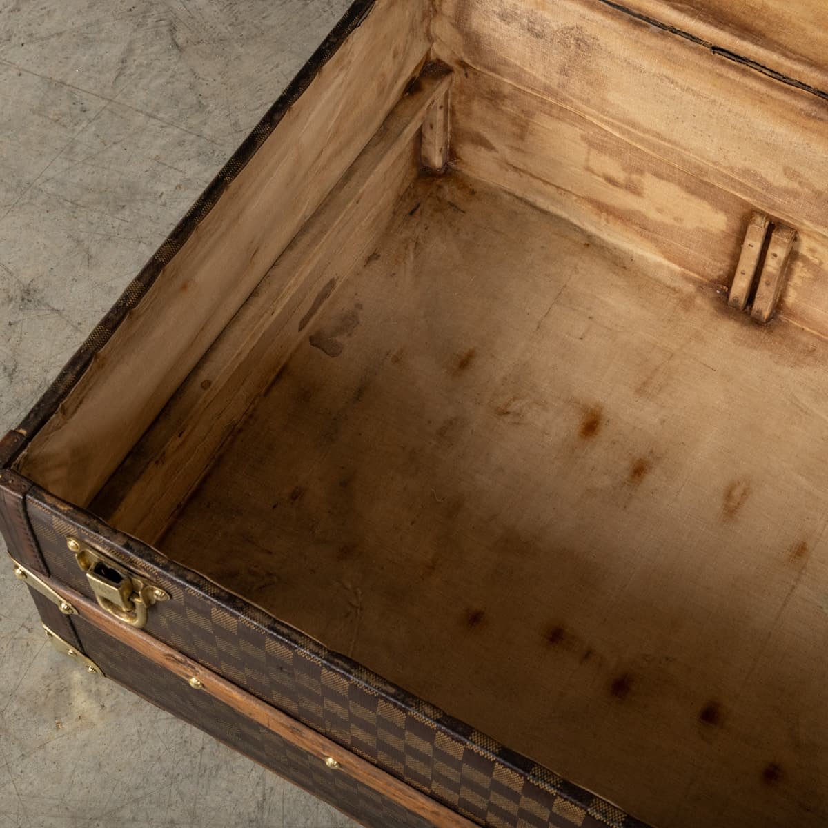 PUSHKINS.COM - B12346w - ANTIQUE 20thC SPECIAL ORDER LOUIS VUITTON TRUNK IN DAMIER CANVAS, FRANCE c.1900 - 12.jpg
