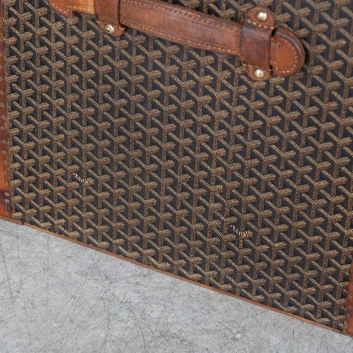 PUSHKINS.COM - B12018d - ANTIQUE 20thC FRENCH HAT TRUNK IN CHEVRON CANVAS BY GOYARD, PARIS c.1900 - 29.jpg