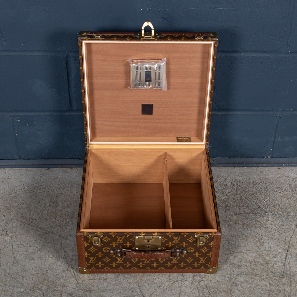 PUSHKINS.COM - B11235d - 20thC LOUIS VUITTON HAT CASE IN MONOGRAM CANVAS, CONVERTED INTO A HUMIDOR c.1950 - 10.jpg