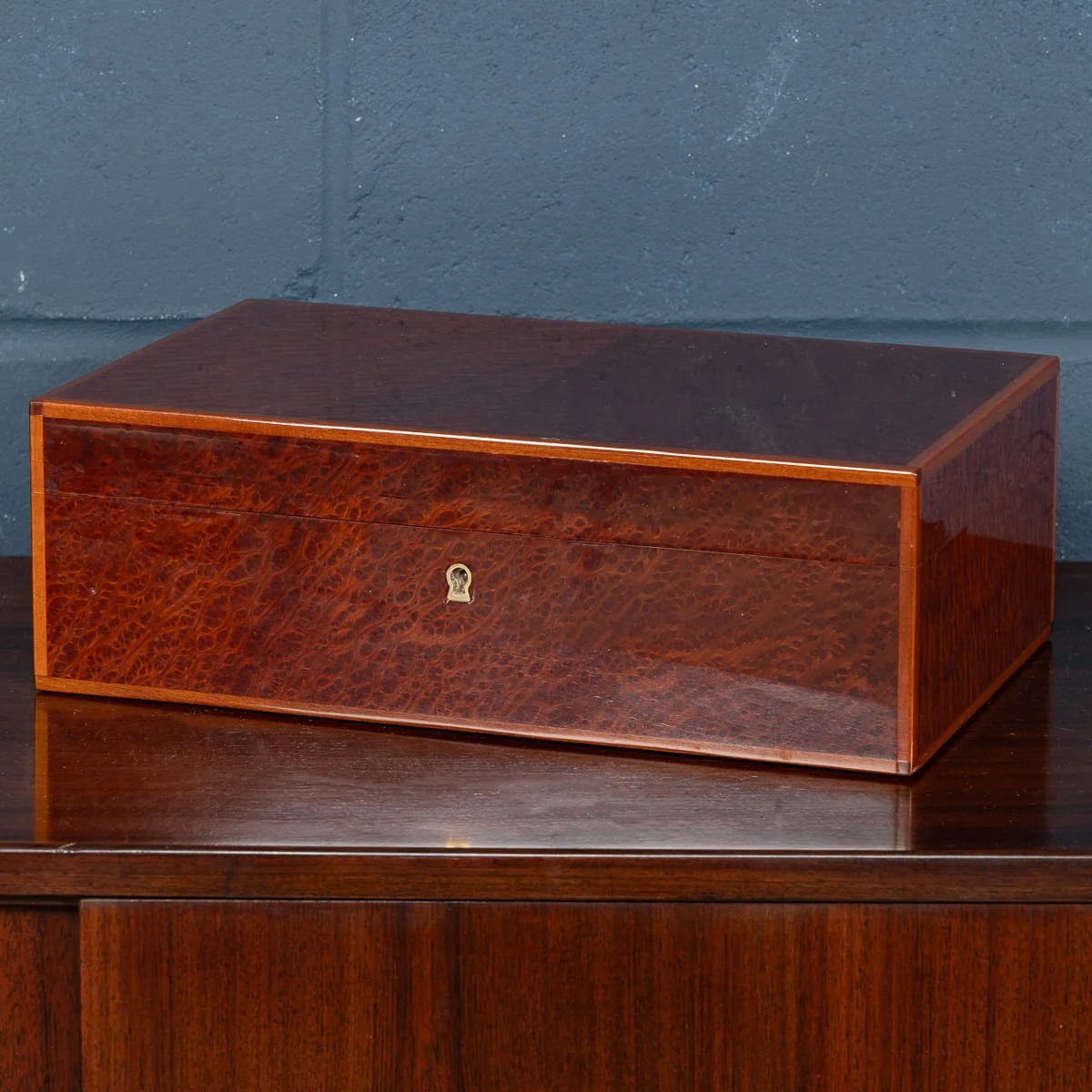 PUSHKINS.COM - B12031 - VINTAGE 20thC BURR WALNUT CIGAR HUMIDOR BY DUNHILL, ENGLAND - 03.jpg