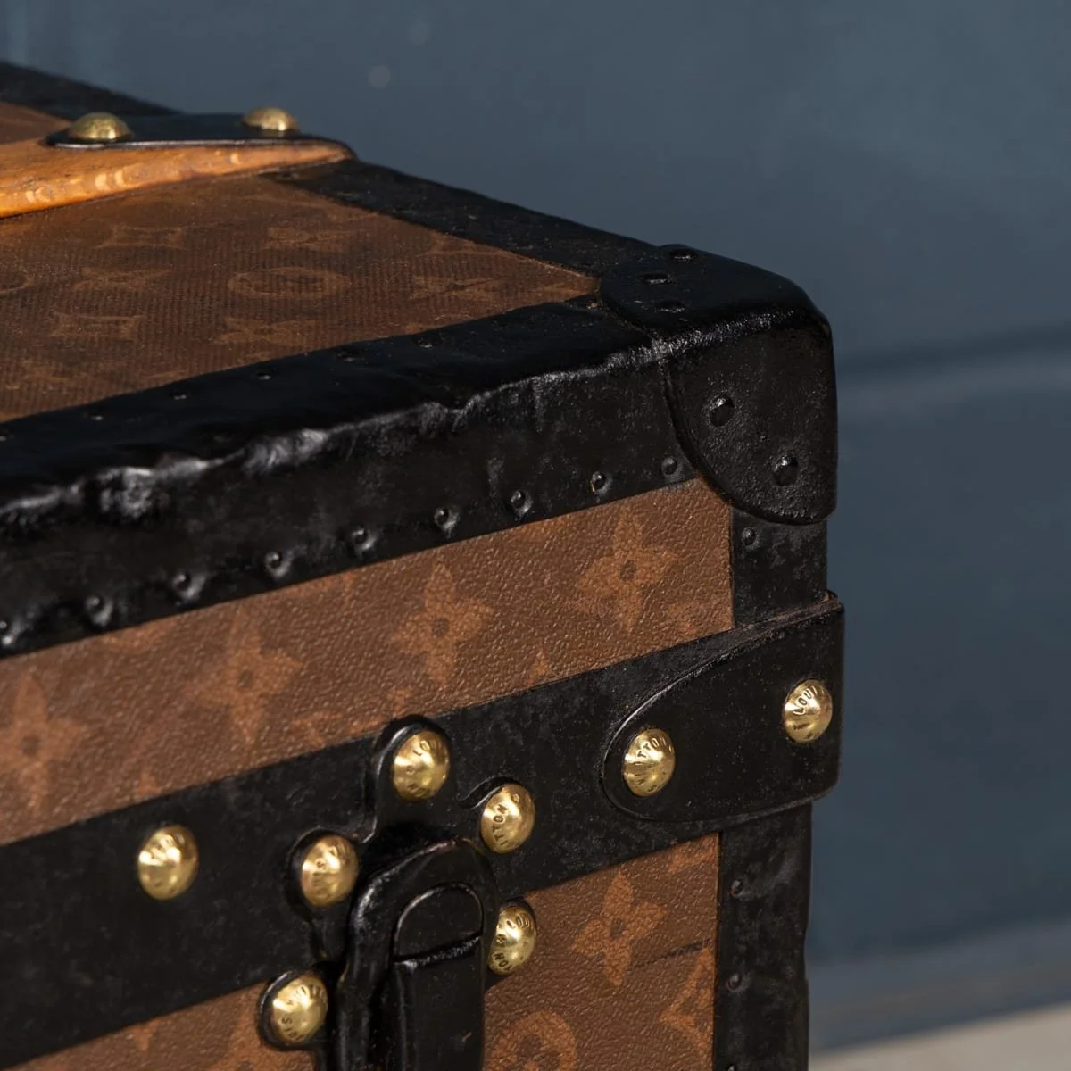 PUSHKINS.COM - B12253w - ANTIQUE 20thC LOUIS VUITTON STEAMER TRUNK IN MONOGRAM CANVAS, FRANCE c.1920 - 31.jpg
