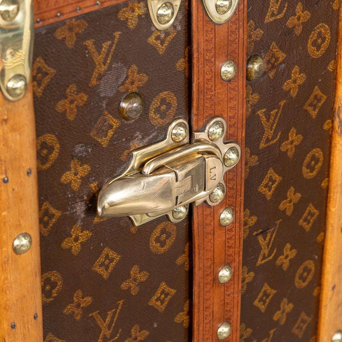 PUSHKINS.COM - B12014 - 20thC LOUIS VUITTON WARDROBE TRUNK IN MONOGRAM CANVAS, FRANCE c.1930 - 36.jpg
