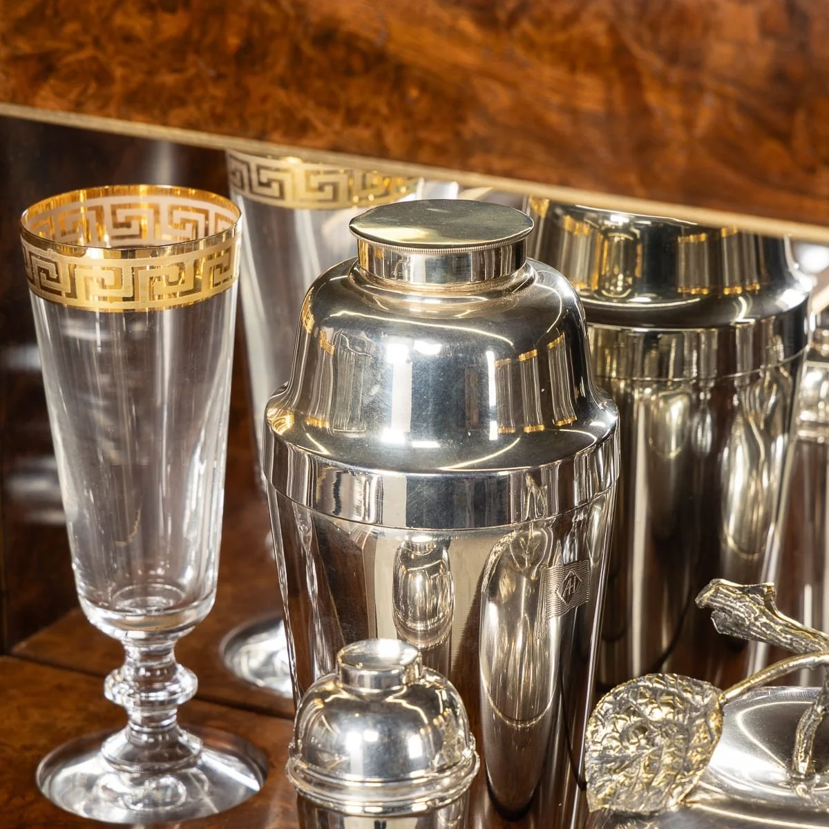 PUSHKINS.COM - D11876 - ANTIQUE 20thC LOUIS VUITTON TRUNK IN MONOGRAM CANVAS WITH BUILT IN BAR & HUMIDOR - 25.jpg