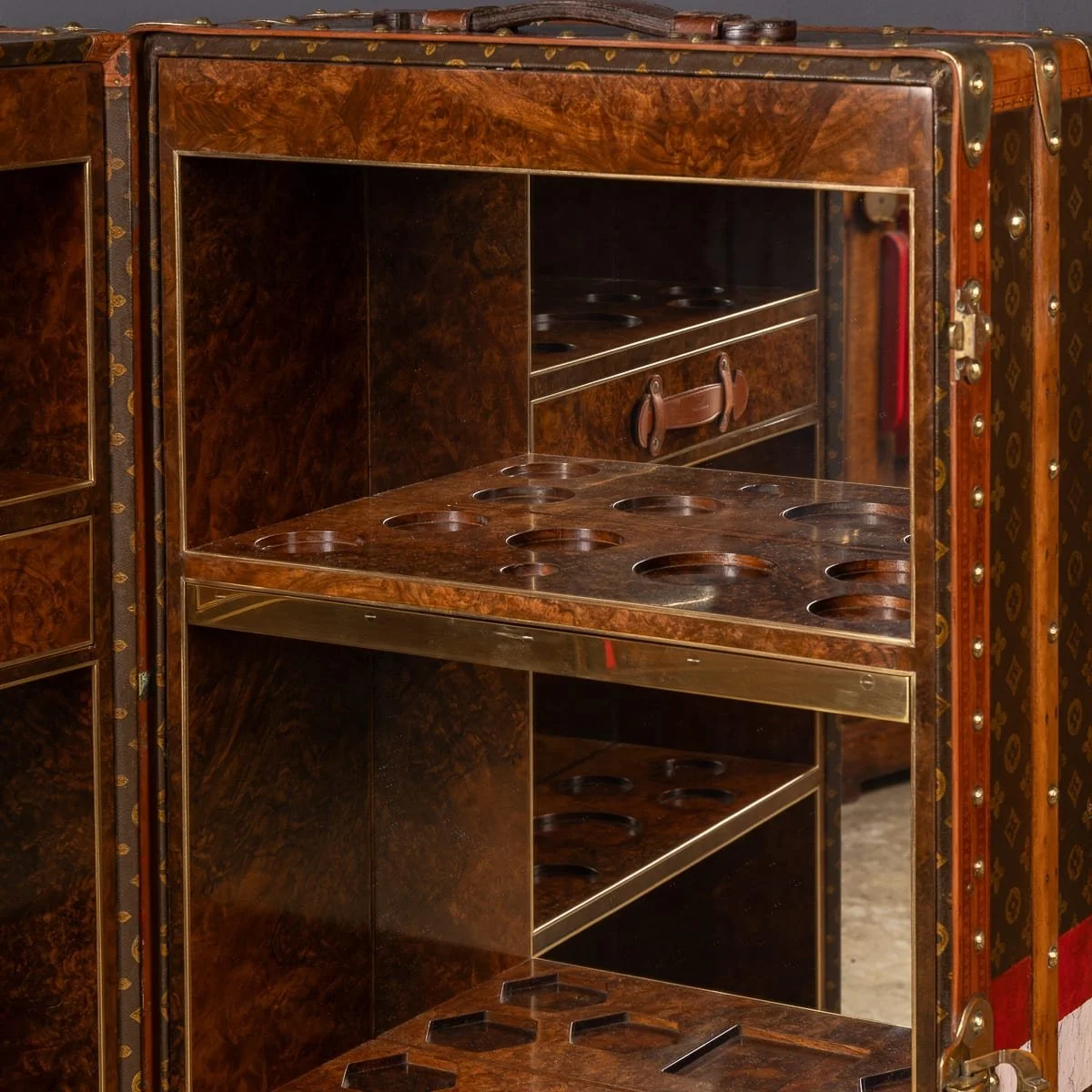 PUSHKINS.COM - D11876 - ANTIQUE 20thC LOUIS VUITTON TRUNK IN MONOGRAM CANVAS WITH BUILT IN BAR & HUMIDOR - 50.jpg