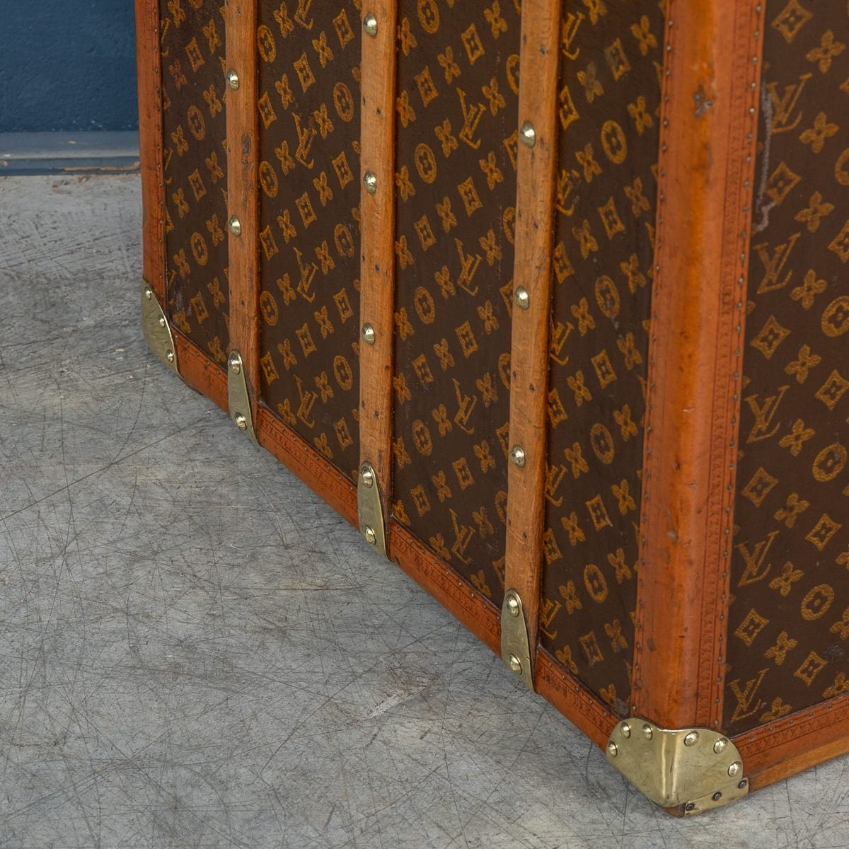 PUSHKINS.COM - B12014 - 20thC LOUIS VUITTON WARDROBE TRUNK IN MONOGRAM CANVAS, FRANCE c.1930 - 28.jpg