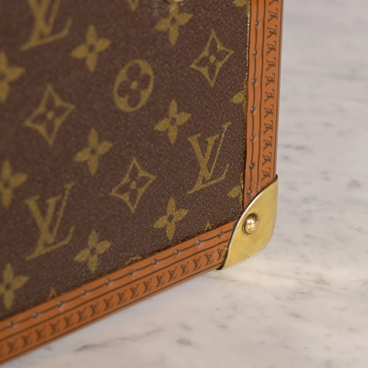 PUSHKINS.COM - D11760 - 20thC LOUIS VUITTON VANITY CASE IN MONOGRAM CANVAS, MADE IN FRANCE c.1960 - 28.jpg