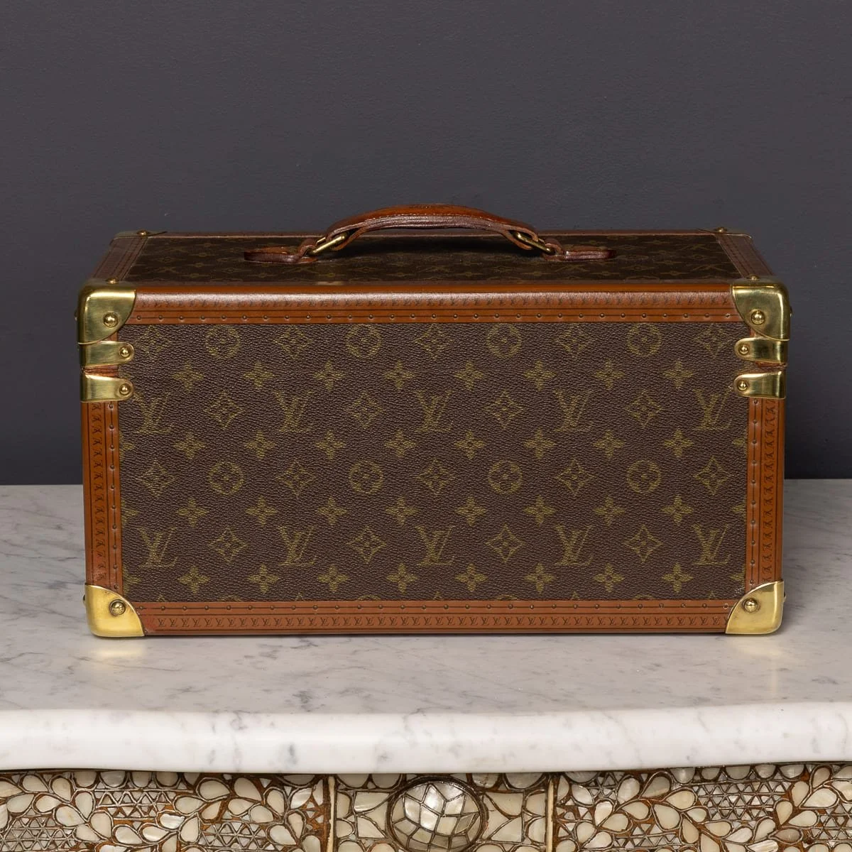 PUSHKINS.COM - D11760 - 20thC LOUIS VUITTON VANITY CASE IN MONOGRAM CANVAS, MADE IN FRANCE c.1960 - 06.jpg