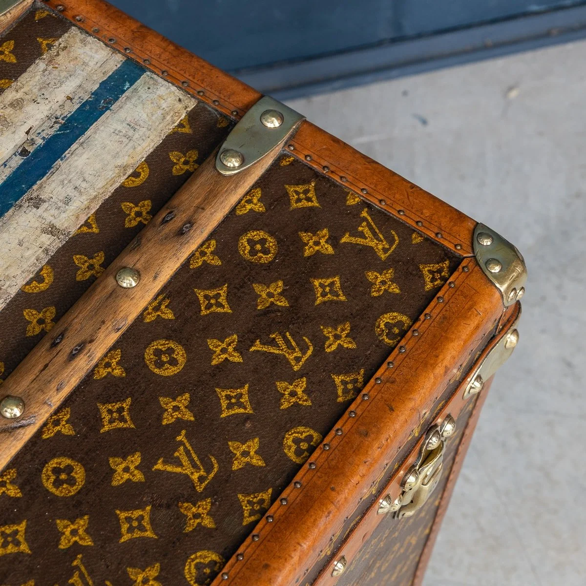 PUSHKIN'S - ANTIQUE 20thC LOUIS VUITTON HAT TRUNK IN MONOGRAM CANVAS, PARIS c.1920 - 37.jpg