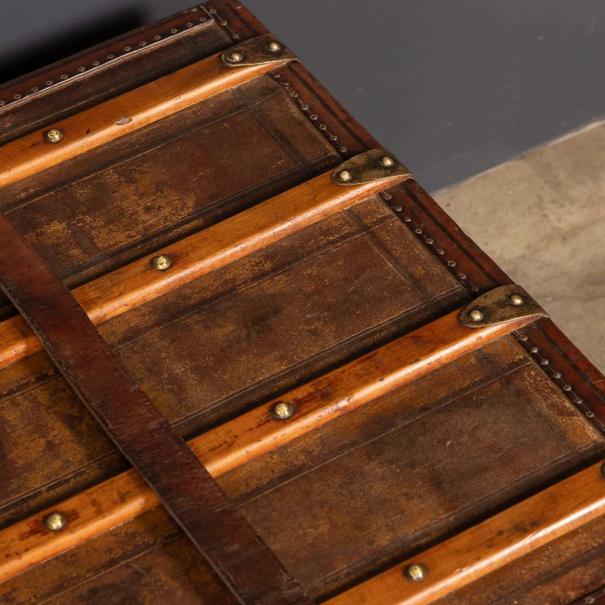 PUSHKINS.COM - Z12137 - ANTIQUE 19thC VICTORIAN LEATHER TRAVEL TRUNK c.1870 - 18.jpg