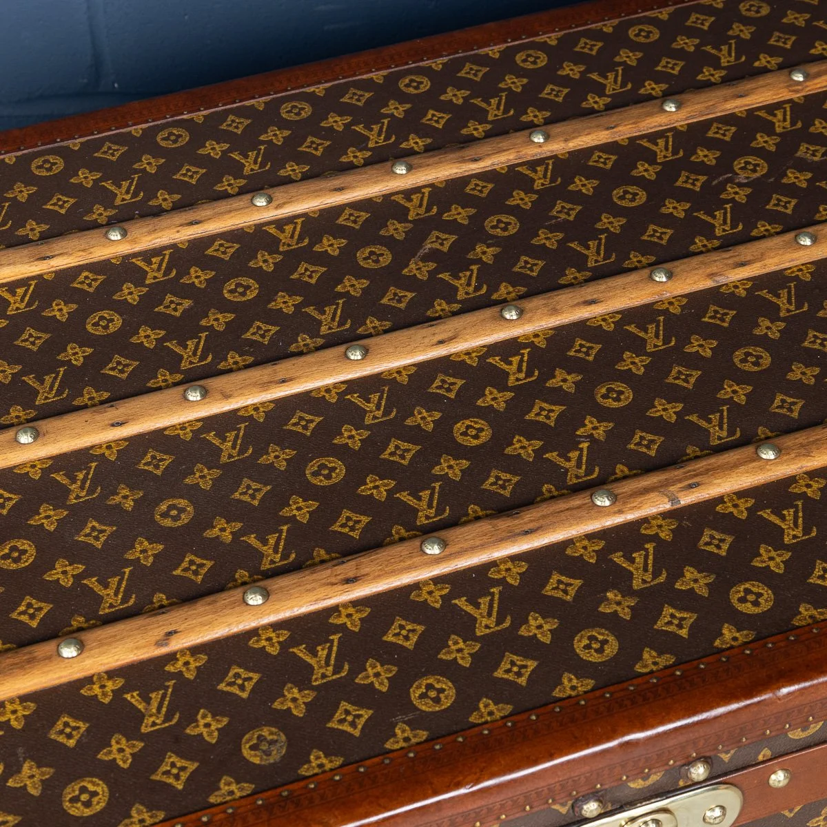 PUSHKINS.COM - B11431dw - ANTIQUE 20thC LOUIS VUITTON %22MALLE HAUTE%22 IN MONOGRAM CANVAS, FRANCE c.1920 - 25.jpg