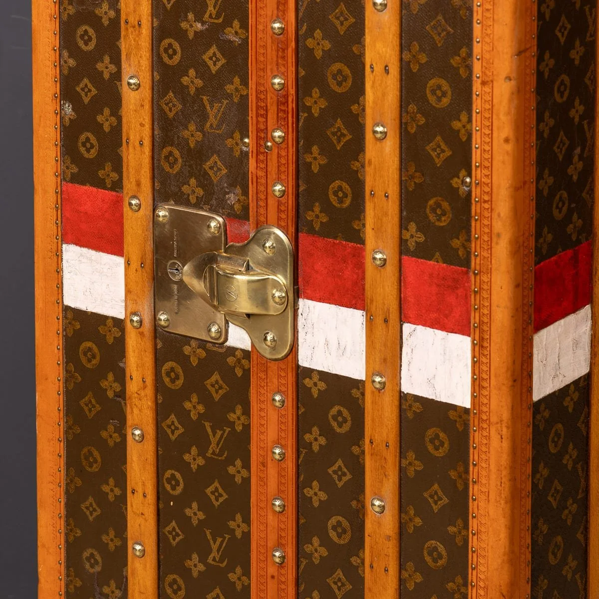 PUSHKINS.COM - D11876 - ANTIQUE 20thC LOUIS VUITTON TRUNK IN MONOGRAM CANVAS WITH BUILT IN BAR & HUMIDOR - 61.jpg